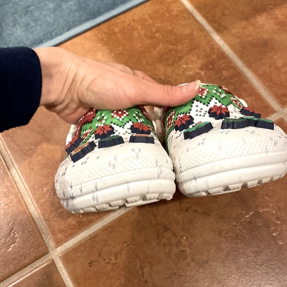 Christmas 🎄 Crocs Fuzzy Clogs Big Kid - Picture 5 of 9